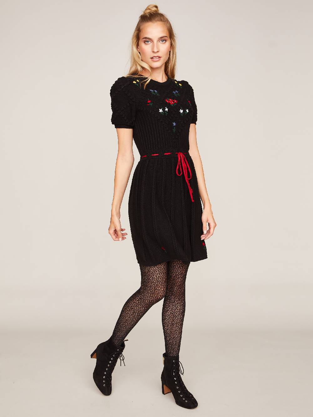 Limberry Schwarzes Strickkleid mit Handstickerei - HEIDI Große Rabatte
