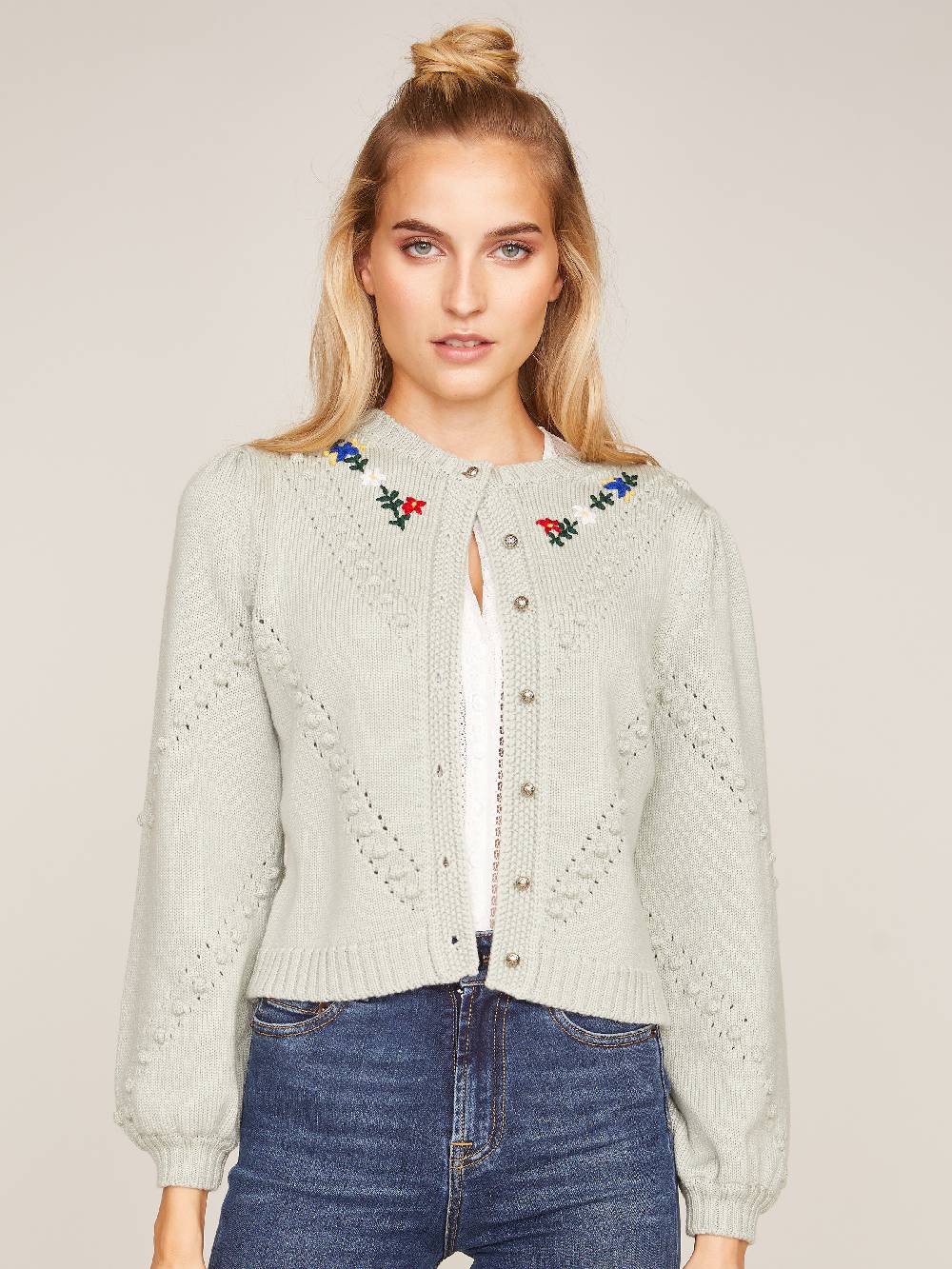 Limberry Strickjacke in Khaki mit Blumenstickerei - THERESA Fabrikladen