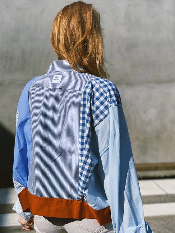 Nonoi Studio Blouson // Blau + Orange // Onesize Preisnachlass