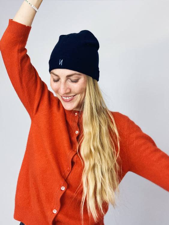 Nonoi Studio DUNKELBLAU MÜTZE "JAKARTA" AUS KASCHMIR // UNISEX Neueste Stile