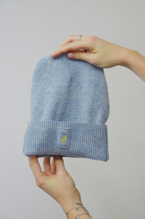 Nonoi Studio HELLBLAUE MÜTZE " GERA" AUS WOLLE Sonderangebot der Fabrik